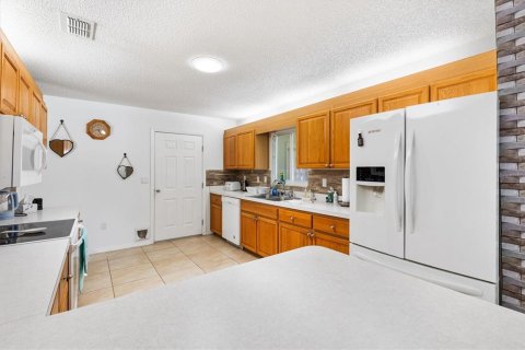 House in Summerfield, Florida 2 bedrooms, 155.89 sq.m. № 1909220 - photo 12