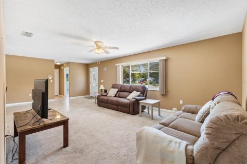 House in Summerfield, Florida 2 bedrooms, 155.89 sq.m. № 1909220 - photo 8