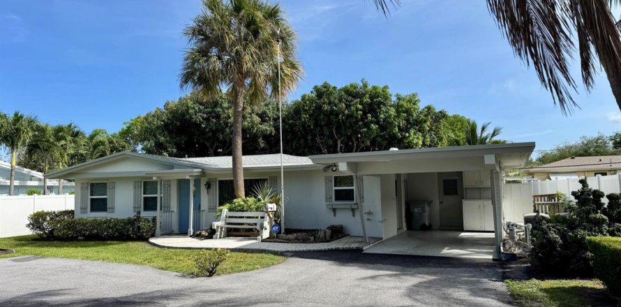 House in Pompano Beach, Florida 3 bedrooms, 155.98 sq.m. № 2086711