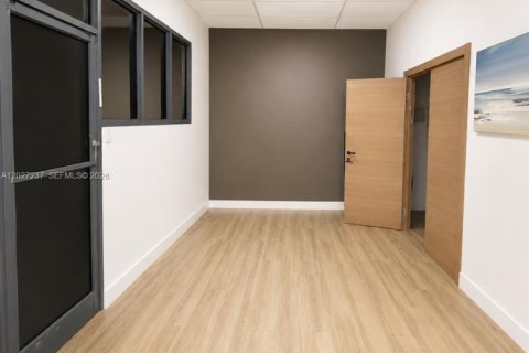 Propiedad comercial en venta en Hollywood, Florida № 2153802 - foto 8