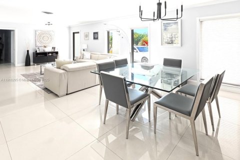Villa ou maison à vendre à Miami, Floride: 5 chambres, 236.99 m2 № 2053863 - photo 17