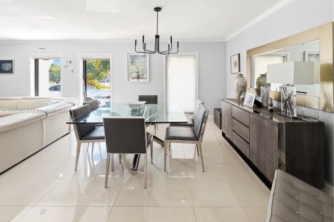 Villa ou maison à vendre à Miami, Floride: 5 chambres, 236.99 m2 № 2053863 - photo 16