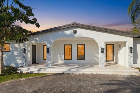 Villa ou maison à vendre à Miami, Floride: 5 chambres, 236.99 m2 № 2053863 - photo 4
