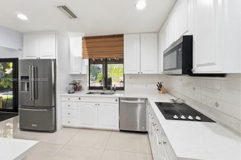 Villa ou maison à vendre à Miami, Floride: 5 chambres, 236.99 m2 № 2053863 - photo 5