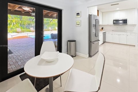 Villa ou maison à vendre à Miami, Floride: 5 chambres, 236.99 m2 № 2053863 - photo 15