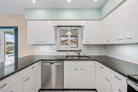 House in Saint Petersburg, Florida 2 bedrooms, 156.54 sq.m. № 1835880 - photo 11