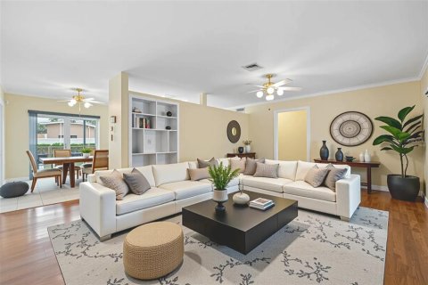 House in Saint Petersburg, Florida 2 bedrooms, 156.54 sq.m. № 1835880 - photo 4