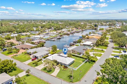 House in Saint Petersburg, Florida 2 bedrooms, 156.54 sq.m. № 1835880 - photo 1