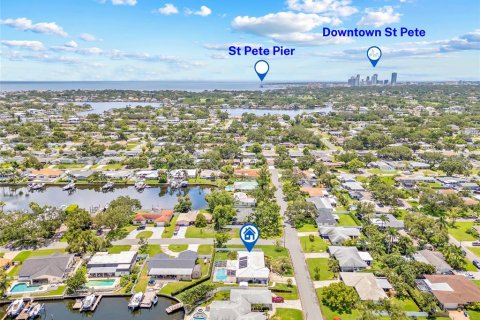 House in Saint Petersburg, Florida 2 bedrooms, 156.54 sq.m. № 1835880 - photo 2