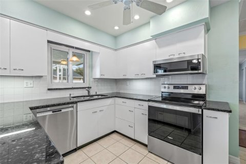 House in Saint Petersburg, Florida 2 bedrooms, 156.54 sq.m. № 1835880 - photo 10