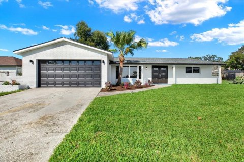 House in Brandon, Florida 3 bedrooms, 194.91 sq.m. № 2415357