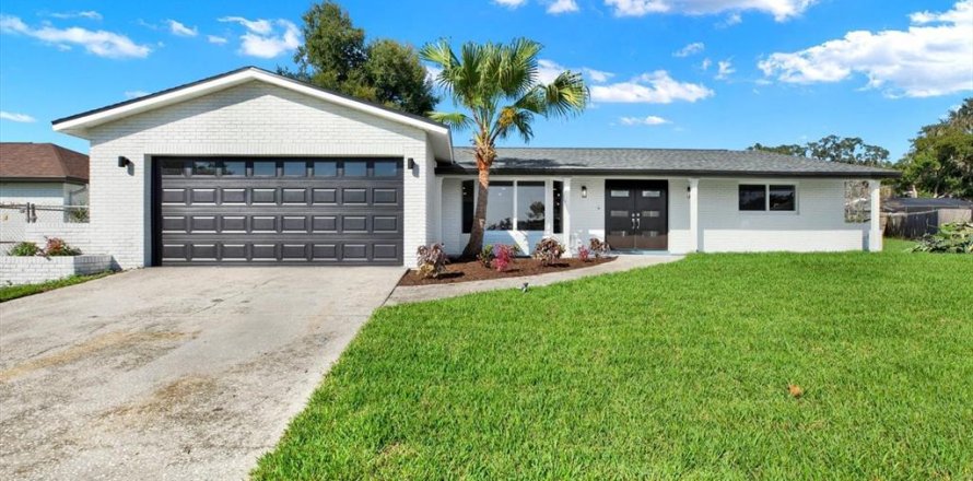 House in Brandon, Florida 3 bedrooms, 194.91 sq.m. № 2415357
