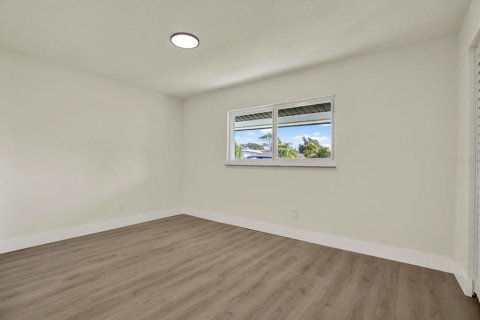 House in Brandon, Florida 3 bedrooms, 194.91 sq.m. № 2415357 - photo 18