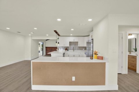 House in Brandon, Florida 3 bedrooms, 194.91 sq.m. № 2415357 - photo 6