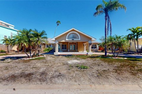 House in Madeira Beach, Florida 4 bedrooms, 278.24 sq.m. № 1545356 - photo 2