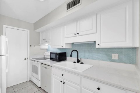 Condominio en venta en Kenneth City, Florida, 2 dormitorios, 106.84 m2 № 1757000 - foto 8
