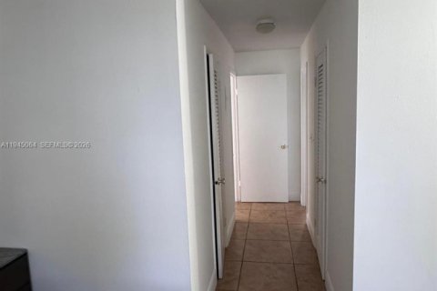 Copropriété à louer à Hallandale Beach, Floride: 1 chambre, 78.69 m2 № 2001243 - photo 5