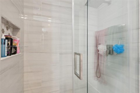 Villa ou maison à vendre à Miami, Floride: 5 chambres, 193.42 m2 № 1968380 - photo 15