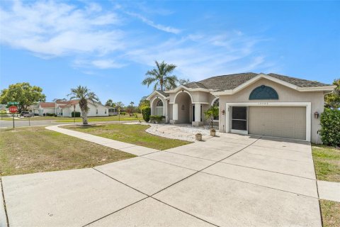 House in Spring Hill, Florida 3 bedrooms, 189.99 sq.m. № 1612625 - photo 3