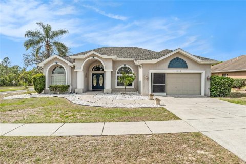 House in Spring Hill, Florida 3 bedrooms, 189.99 sq.m. № 1612625 - photo 1