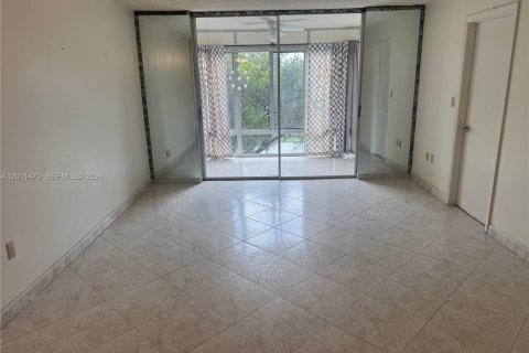 Condo in Sunrise, Florida, 2 bedrooms  № 2075331 - photo 17