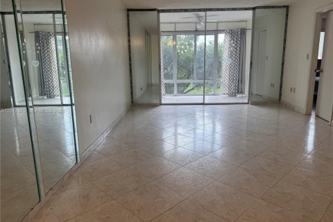 Condo in Sunrise, Florida, 2 bedrooms  № 2075331 - photo 13