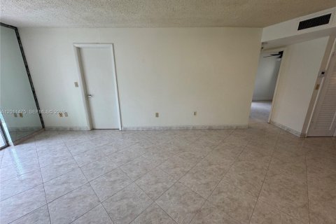 Condo in Sunrise, Florida, 2 bedrooms  № 2075331 - photo 15