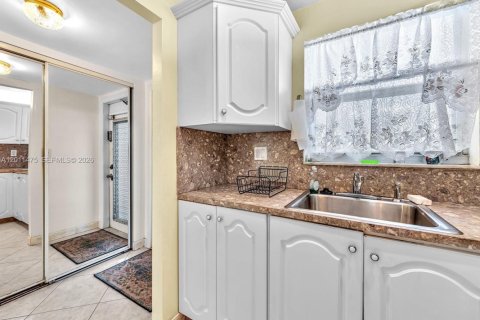 Condo in Sunrise, Florida, 2 bedrooms  № 2075331 - photo 8