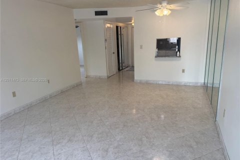 Condo in Sunrise, Florida, 2 bedrooms  № 2075331 - photo 16