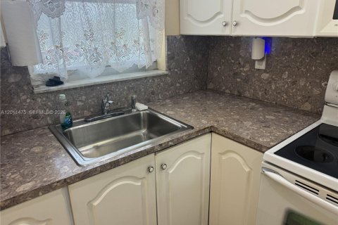 Condo in Sunrise, Florida, 2 bedrooms  № 2075331 - photo 10