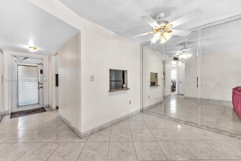 Condo in Sunrise, Florida, 2 bedrooms  № 2075331 - photo 9