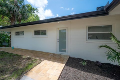 House in New Port Richey, Florida 5 bedrooms, 355.82 sq.m. № 1797174 - photo 5