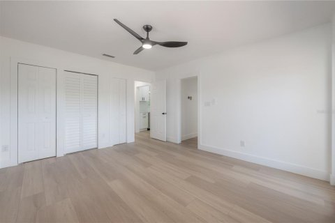 House in New Port Richey, Florida 5 bedrooms, 355.82 sq.m. № 1797174 - photo 26