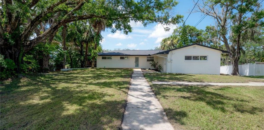 House in New Port Richey, Florida 5 bedrooms, 355.82 sq.m. № 1797174