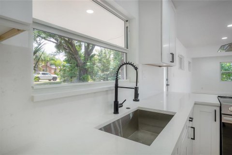 House in New Port Richey, Florida 5 bedrooms, 355.82 sq.m. № 1797174 - photo 17