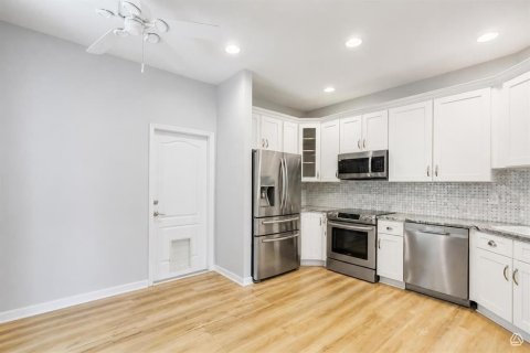 Townhouse in Largo, Florida 4 bedrooms, 189.61 sq.m. № 2378346 - photo 9