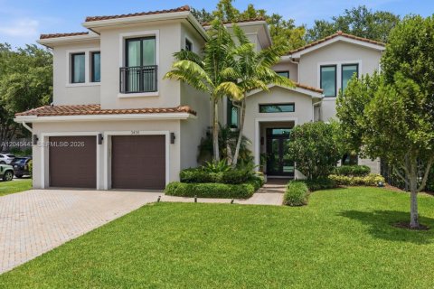 House in Hollywood, Florida 5 bedrooms, 372.17 sq.m. № 2173659 - photo 2
