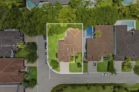 House in Hollywood, Florida 5 bedrooms, 372.17 sq.m. № 2173659 - photo 4