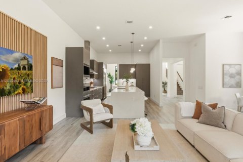 House in Hollywood, Florida 5 bedrooms, 372.17 sq.m. № 2173659 - photo 18