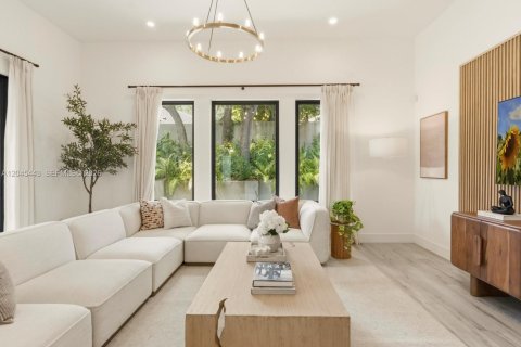 House in Hollywood, Florida 5 bedrooms, 372.17 sq.m. № 2173659 - photo 19