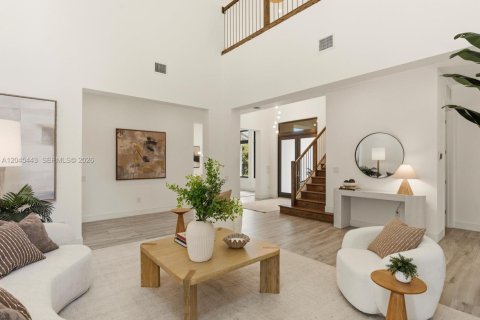 House in Hollywood, Florida 5 bedrooms, 372.17 sq.m. № 2173659 - photo 10