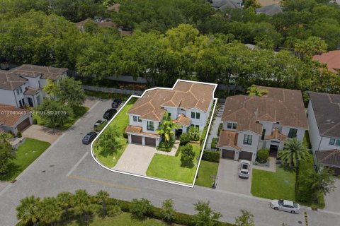 House in Hollywood, Florida 5 bedrooms, 372.17 sq.m. № 2173659 - photo 3