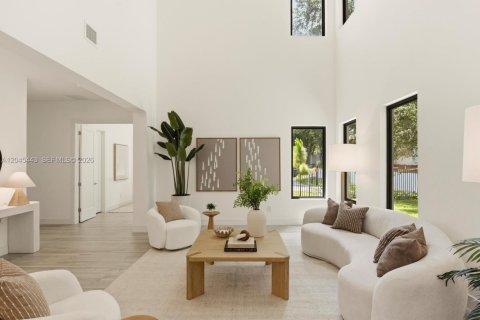 House in Hollywood, Florida 5 bedrooms, 372.17 sq.m. № 2173659 - photo 11