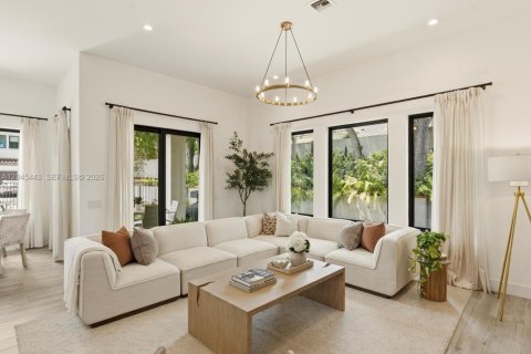 House in Hollywood, Florida 5 bedrooms, 372.17 sq.m. № 2173659 - photo 17