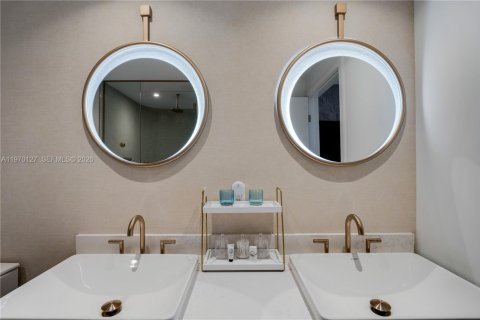 Condo in Miami, Florida, 2 bedrooms № 2030837 - photo 18