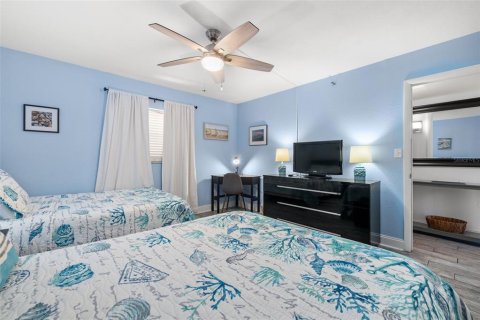 Condo in Indian Shores, Florida, 1 bedroom № 2142529 - photo 18