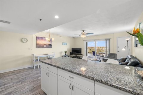 Condo in Indian Shores, Florida, 1 bedroom № 2142529 - photo 14