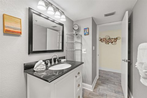 Condo in Indian Shores, Florida, 1 bedroom № 2142529 - photo 20