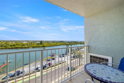 Condo in Indian Shores, Florida, 1 bedroom № 2142529 - photo 21