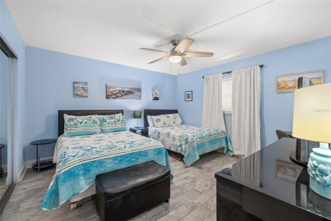 Condo in Indian Shores, Florida, 1 bedroom № 2142529 - photo 16